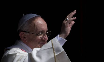Papa Francesco riceve i sindaci Italiani, punto di riferimento dei cittadini.